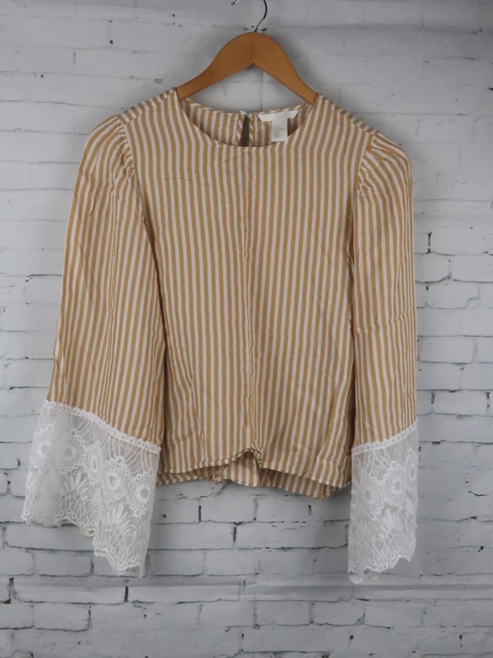 H&M GOLD & WHITE STRIPE CROP TOP WIDE CUT SLEEVE WITH LACE TRIM SIZE 2